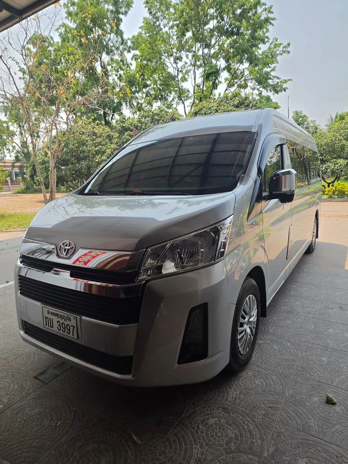 ດ້ານໜ້າລົດຕູ້ VIP CPS